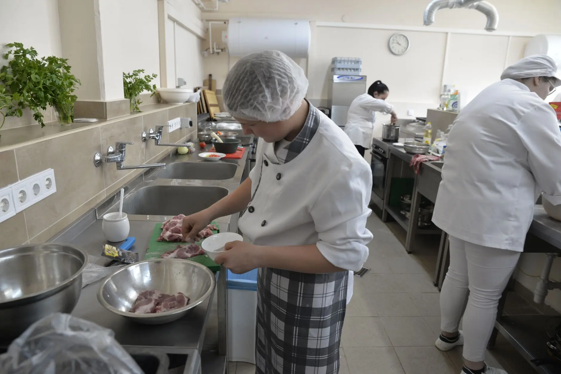 2024年企事业食堂承包服务方案设计要点与成本控制分析封面图